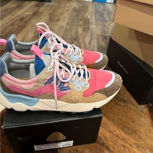 Flower mountain shoes worn once